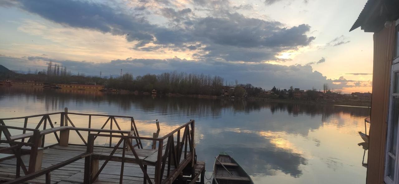 Lakeside Homestay Srinagar Екстериор снимка