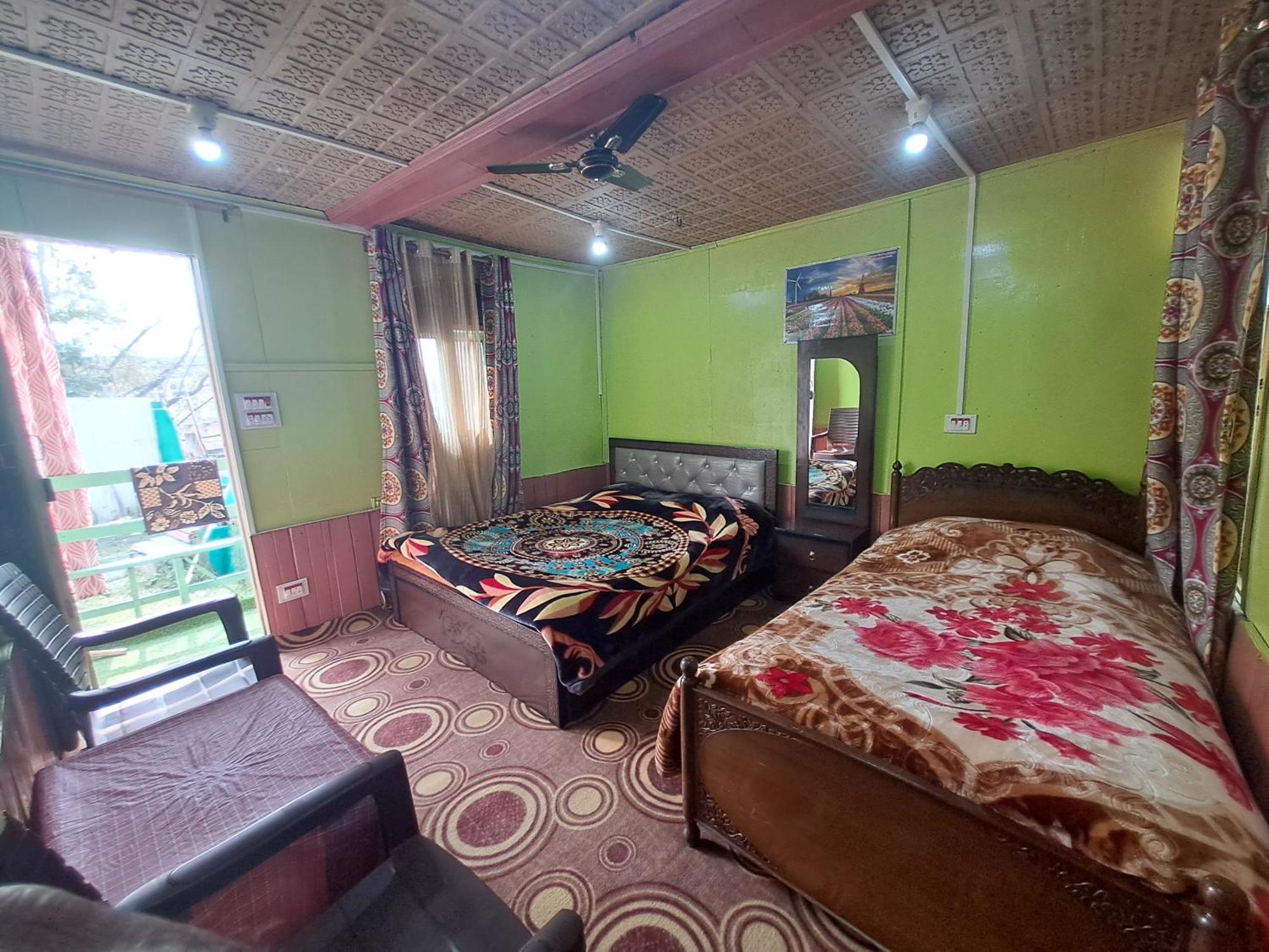 Lakeside Homestay Srinagar Екстериор снимка