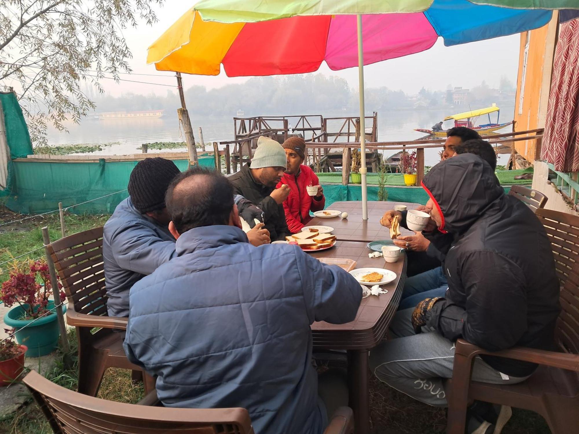 Lakeside Homestay Srinagar Екстериор снимка