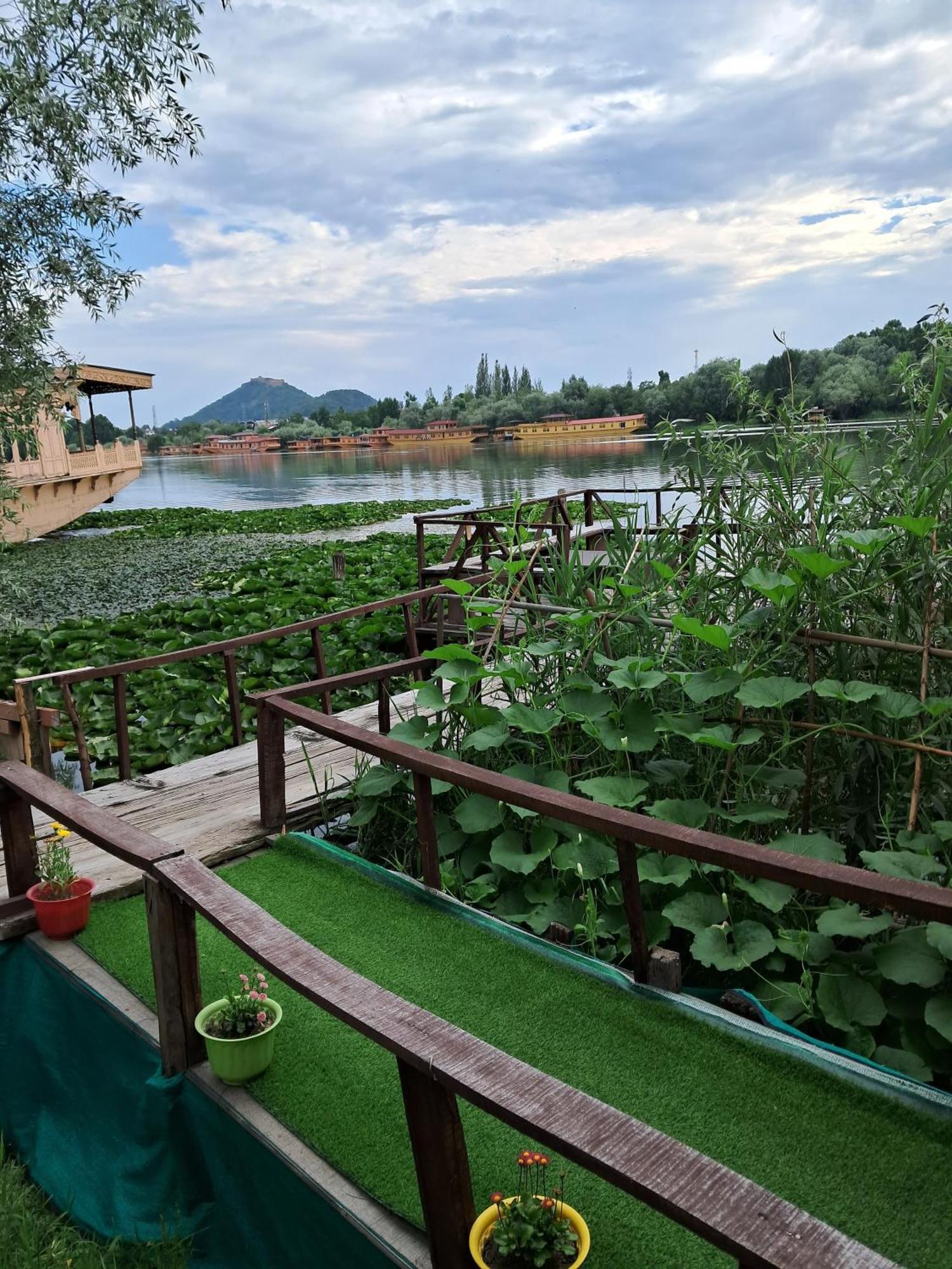 Lakeside Homestay Srinagar Екстериор снимка